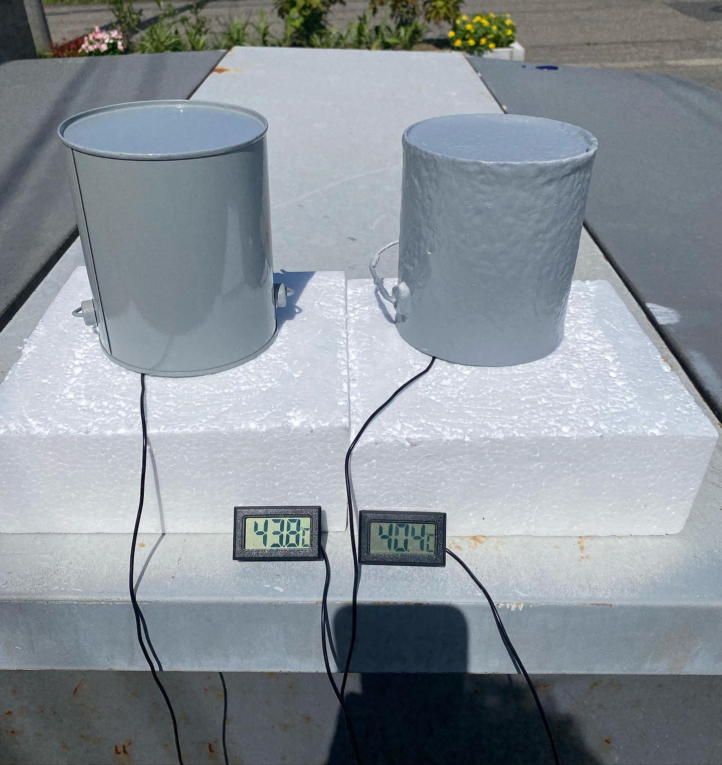 メモ遮熱断熱塗装のテスト缶の中に温度計センサーを立てて計測しています右側が断熱コート(東日本塗料)+スーパートップ遮熱(東日本塗料)左側がネオプライマーCF(川上塗料)+弾性トップ14(東日本塗料)缶内の気温は、右側40.4℃左側が43.8℃表面の温度で右上が50.9℃左側が59.3℃でした(7/20の14：45)表面温度と熱伝導を抑える事で、内部の気温を下げることができていましたエアコンの電気代を抑える省エネ塗装として再注目されています是非ご検討ください#遮熱塗料#断熱塗料#省エネ#建築塗装#東日本塗料